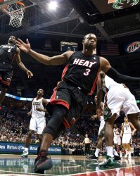 九游app官方下载-韦德：我当年主动给詹姆斯让位！希望詹姆斯带我们夺冠！