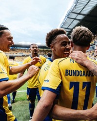 布隆德比首回合0-3，次回合被罚下一人后连入四球完成奇迹逆转