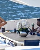 C罗被拍到在马洛卡岛乘坐价值600万欧的游艇度假，乔治娜作伴